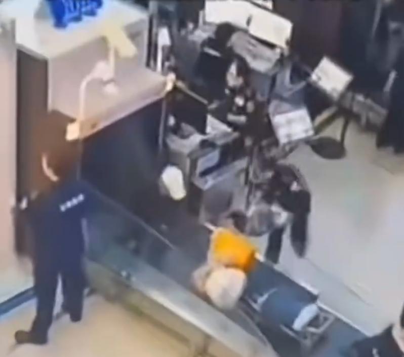 火车站进站口安检机，一件件行李从安检机中滑出，突然，冒出个人！
前不久，山东烟台
