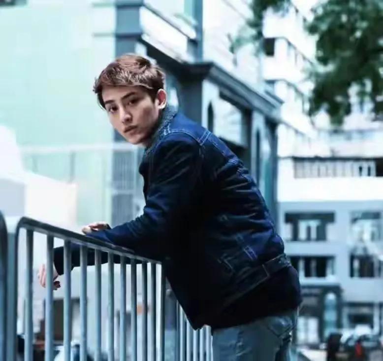 35岁的港星罗启聪断送了自己的后半生
参与制作700万港元的du品
隐蔽的村屋制