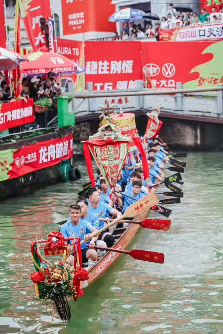 三米宽的河道开出了F1的心跳 谁能想到寻常水乡小河，竟化身惊险竞速场！三米宽河道