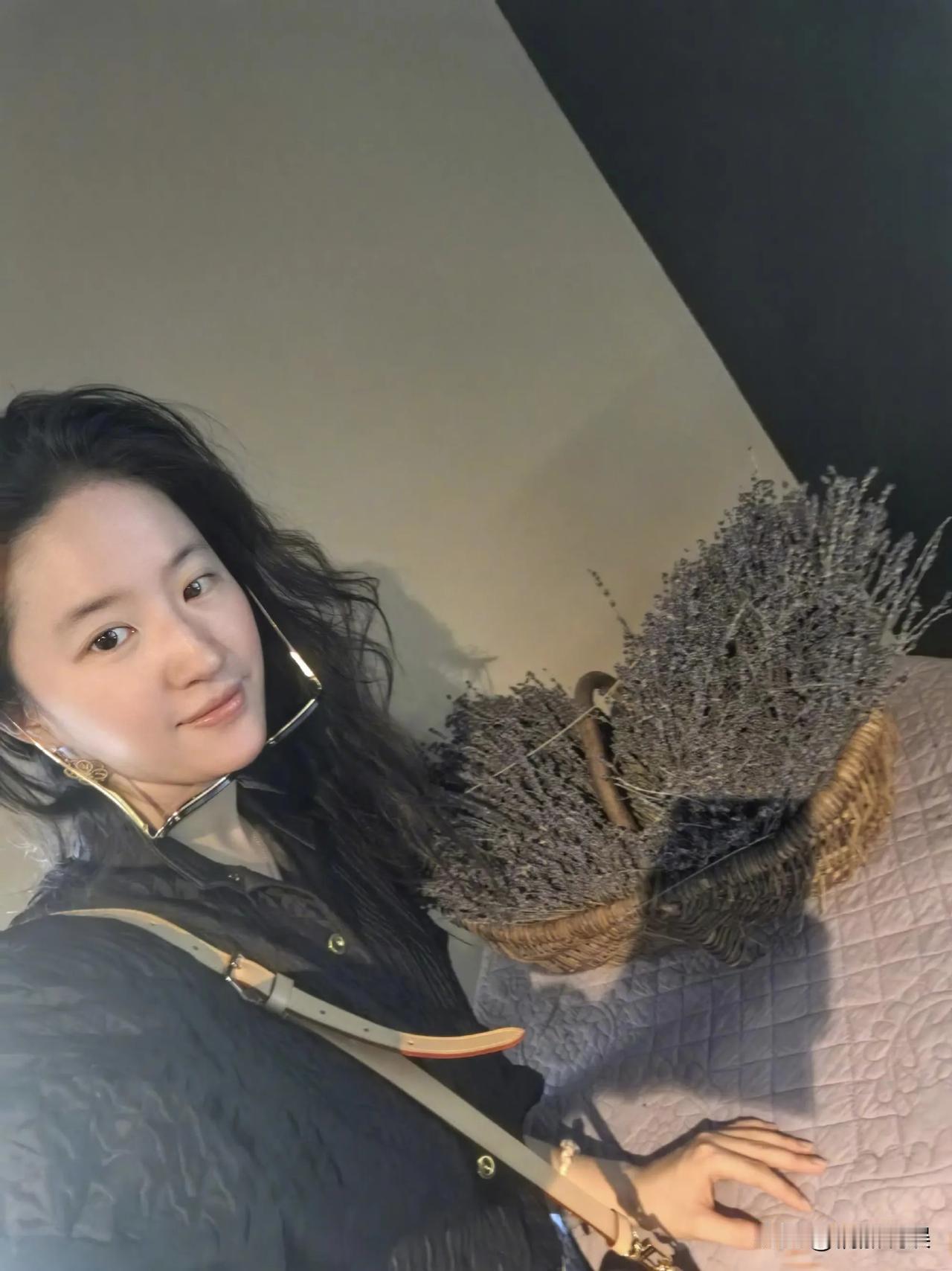 我真羡慕刘亦菲！
38岁的她晒素颜自拍照，这皮肤状态比我20岁的时候还要好，又白