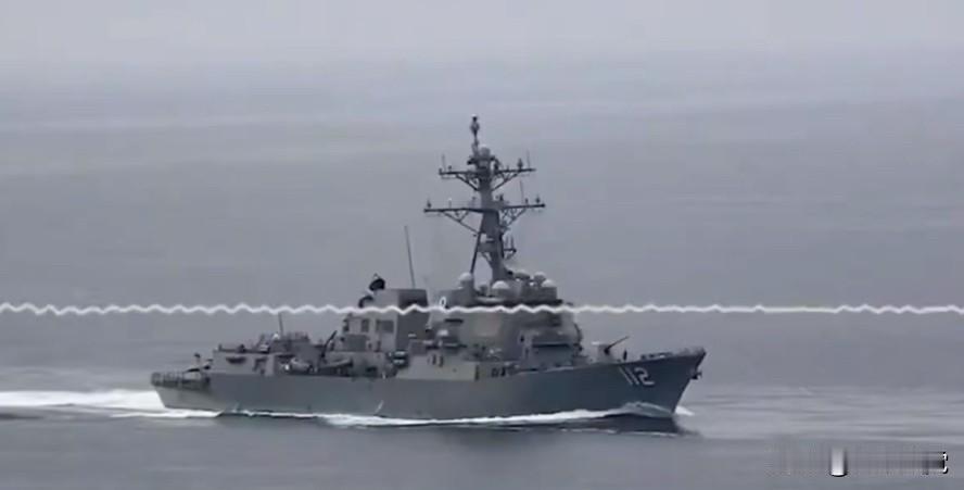 听听美军在霍尔木兹海峡附近拦截船只的喊话：
“所有意图进出伊朗港口的船只，立即掉