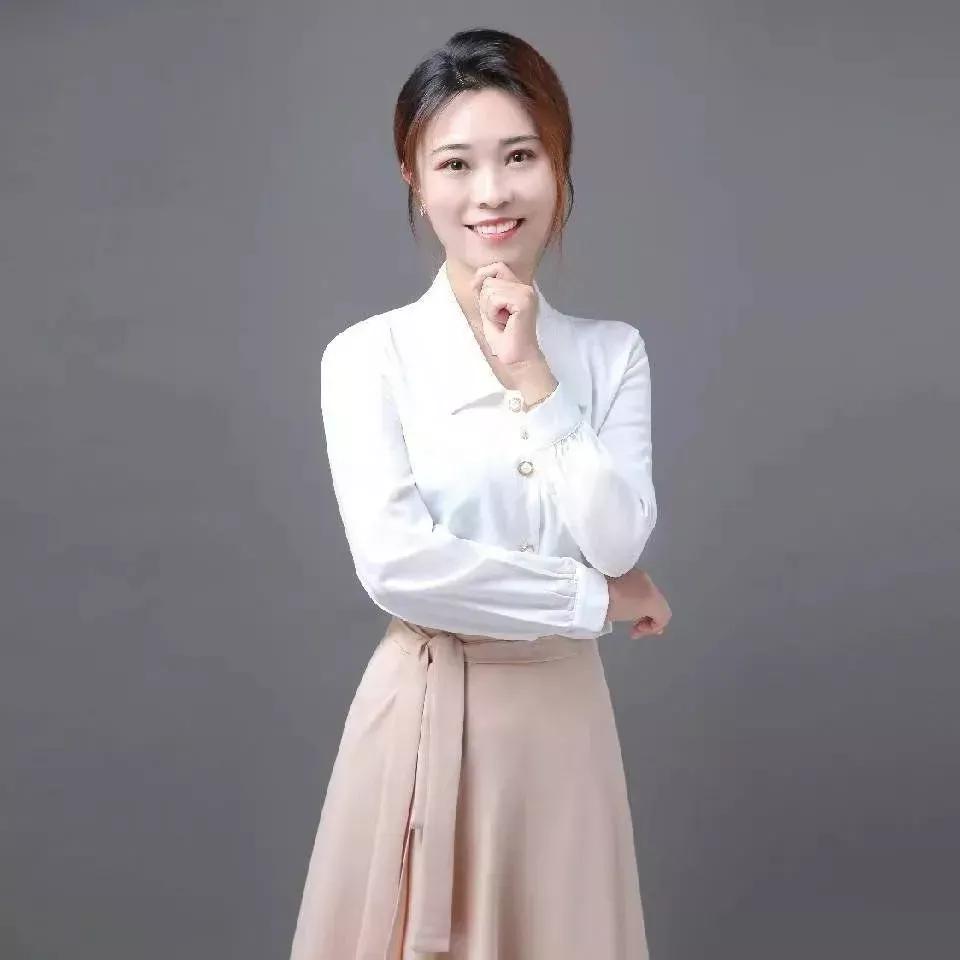 如水的夜色很安静，不禁让我诗兴大发，前三句一蹴而就，到了最后一句百思而不得，现在