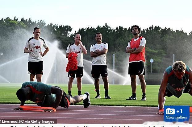 赶鸭子上架的定位球教练布里格斯于2024年夏天与约翰·海廷加同期加盟俱乐部，后者