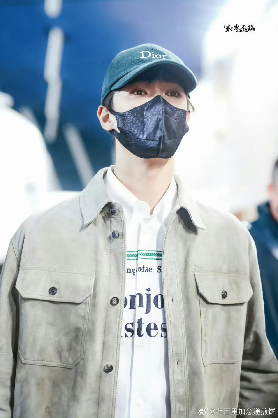 李昀锐出发巴黎时装周 行程，小林染头发了 