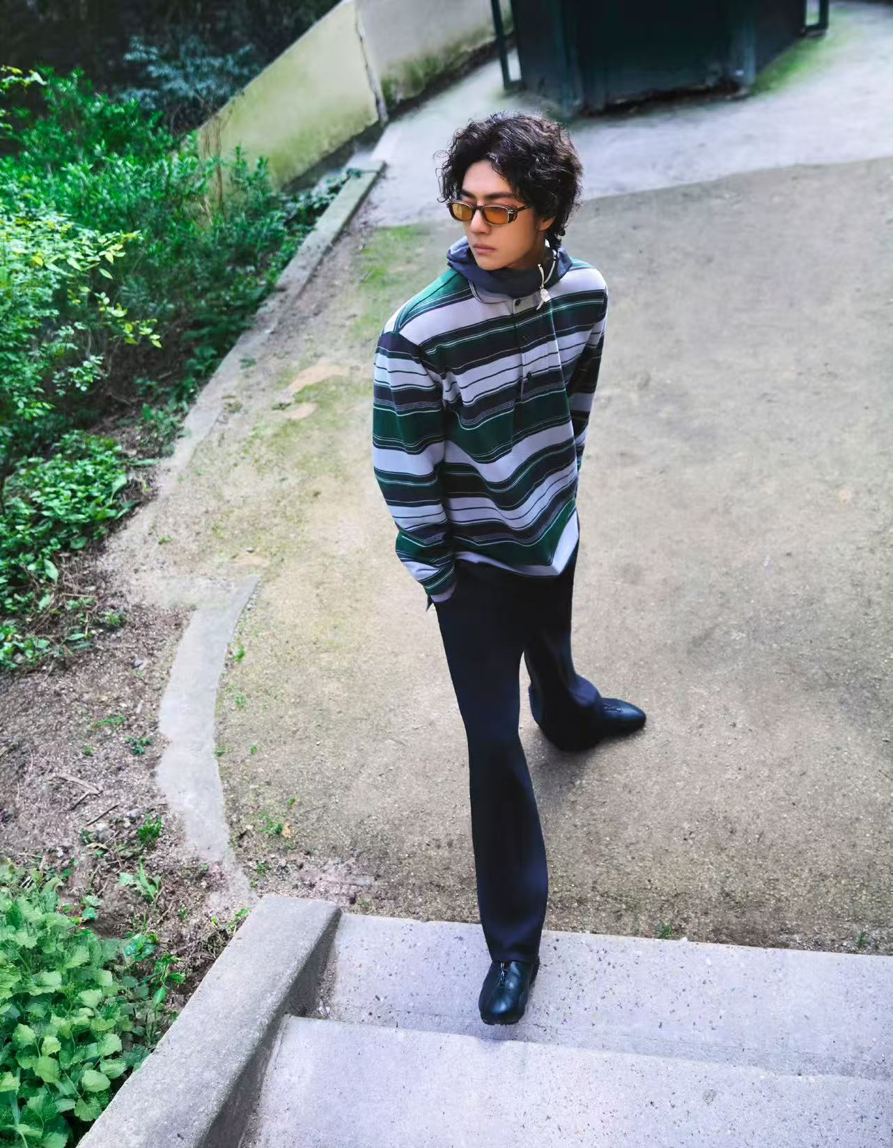 王一博撞色条纹Polo衫叠穿连帽内搭王一博Lacoste的造型王一博Lacost