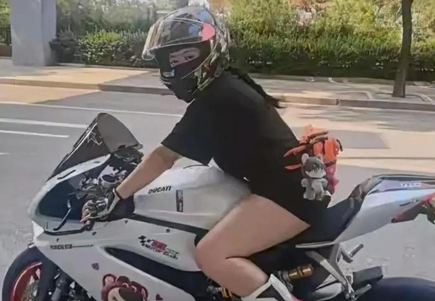 23岁北京女骑祝金焕，永远留在了那场雨后的城郊弯道上。
 
她的座驾是杜卡迪大魔