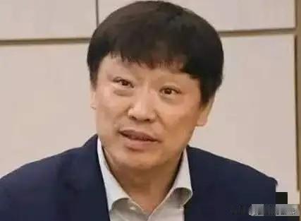 胡锡进8月3日凌晨发文，驳斥网友们称陈璇采访姿势“卑躬屈膝”的说法，并称“觉得有
