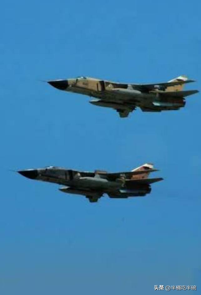 这哪是打仗啊，这是拿命换威慑力，伊朗空军2架苏24战斗轰炸机，对卡塔尔美军基地发