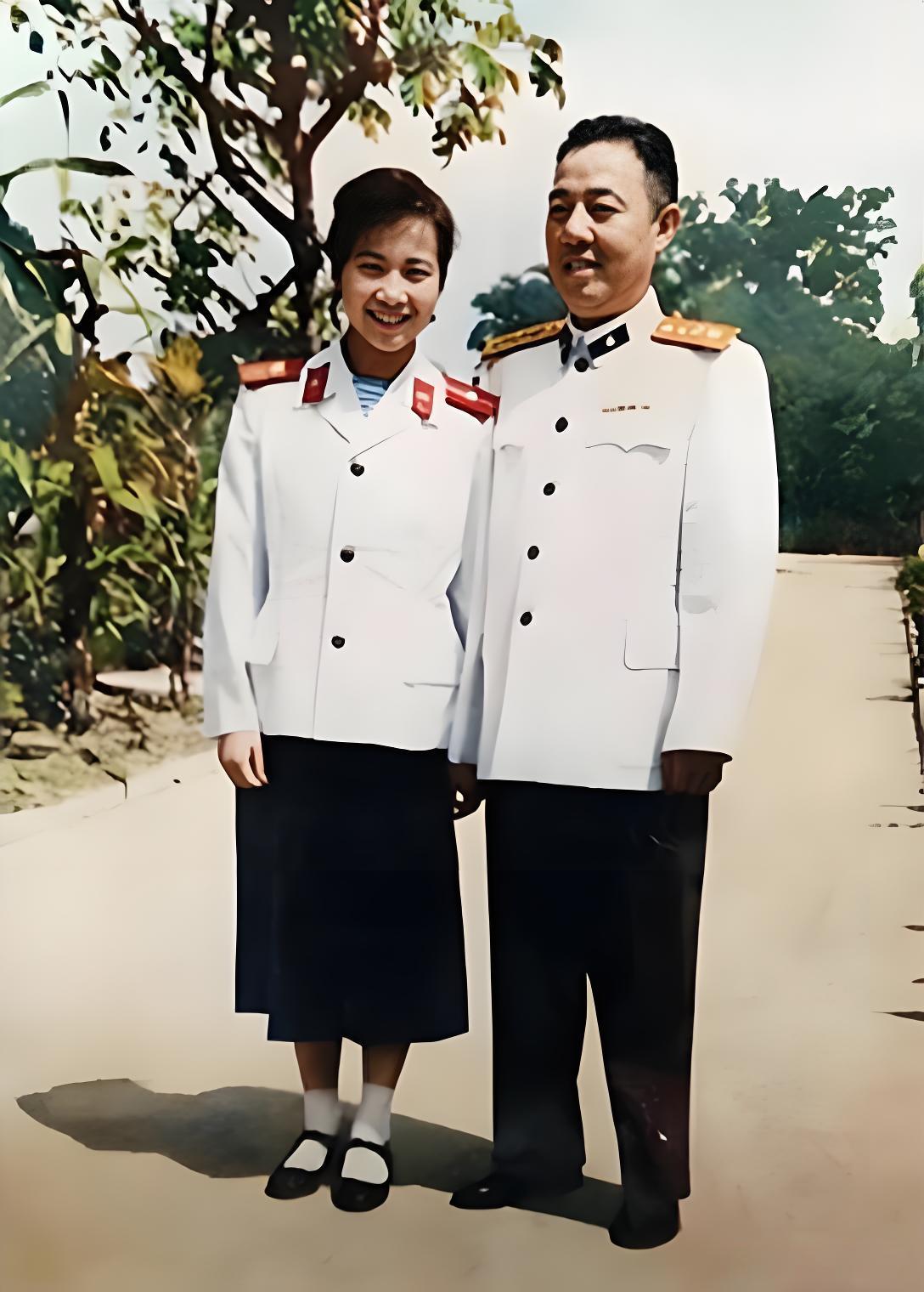 1960年春天，开国上将苏振华和海军文工团舞蹈演员陆迪伦，在北京海军招待所喜结连