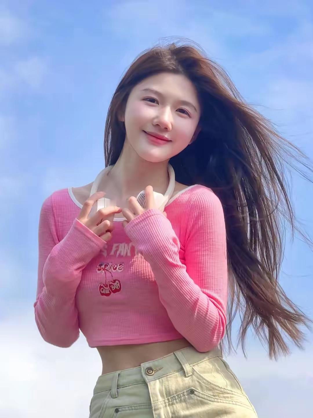阳光下的甜美少女，粉色毛衣搭配牛仔裤，清新自然，元气满满！🌞💕