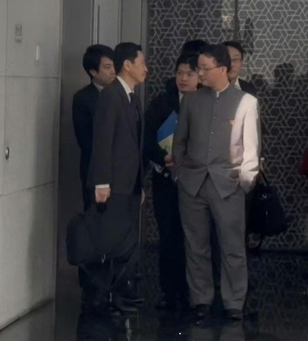 这个照片经典啊 两手插兜瞟一眼 意思是你算老几 