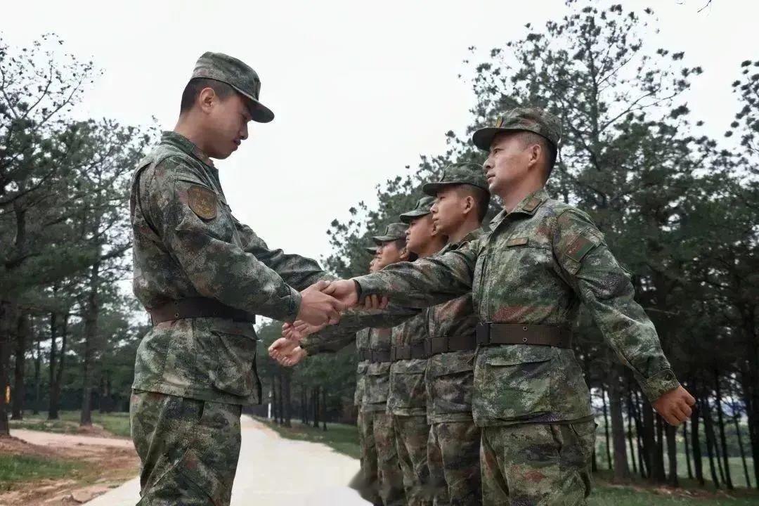 #铸剑中原[超话]##早安军营##原原说早晚安# 冬练三九，夏练三伏以青春为誓，