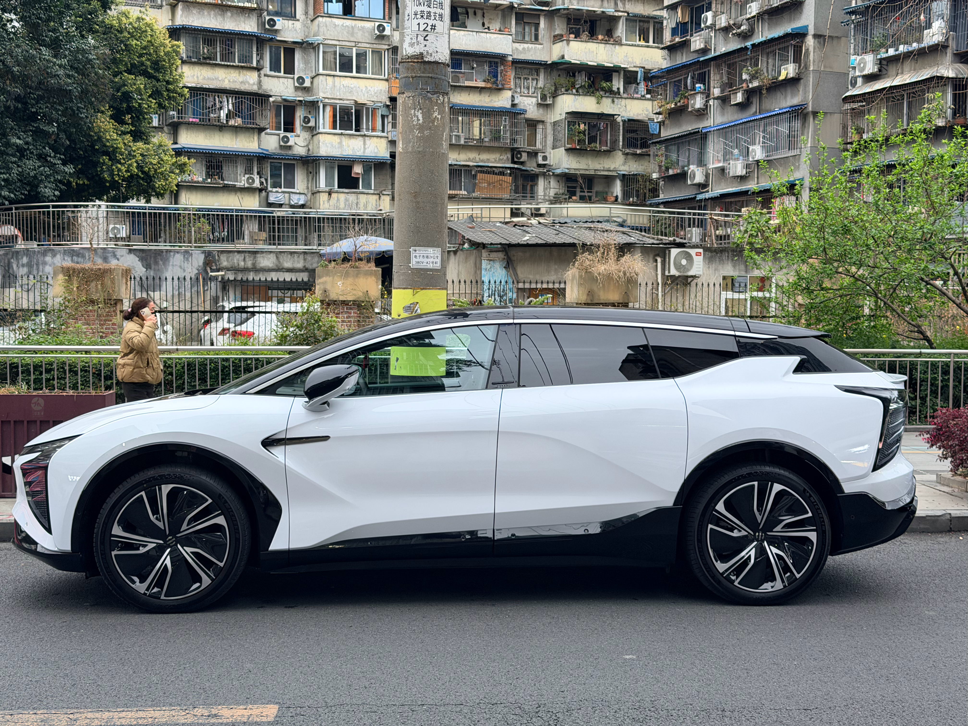 太神奇了，看到一辆崭新的高合Hiphi X，现在觉得这车还真是设计的好看。之前还