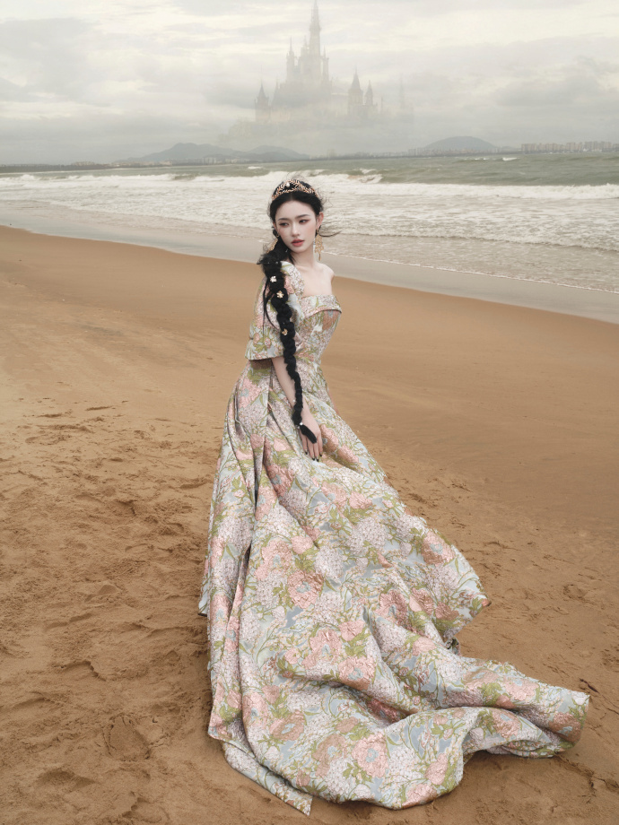 林允公主皇冠 这次又被林允的红毯惊艳到了，公主裙+皇冠👑，完全就是贵气十足的古