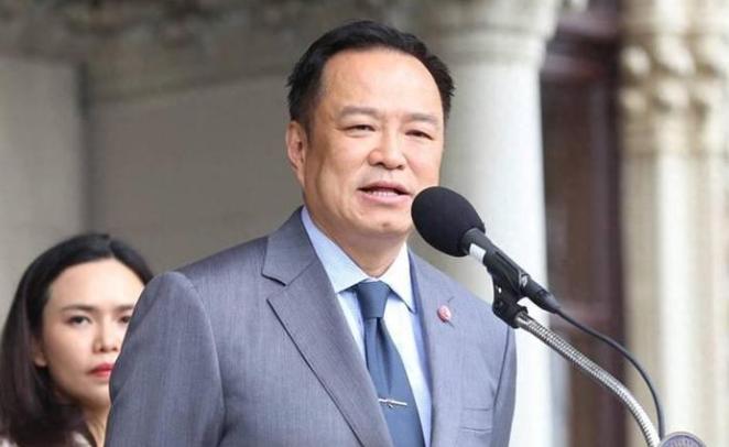 洪玛奈前脚要落地北京，泰国总理阿努廷后脚就急不可耐地跟过来。这俩刚在边境线上掐过