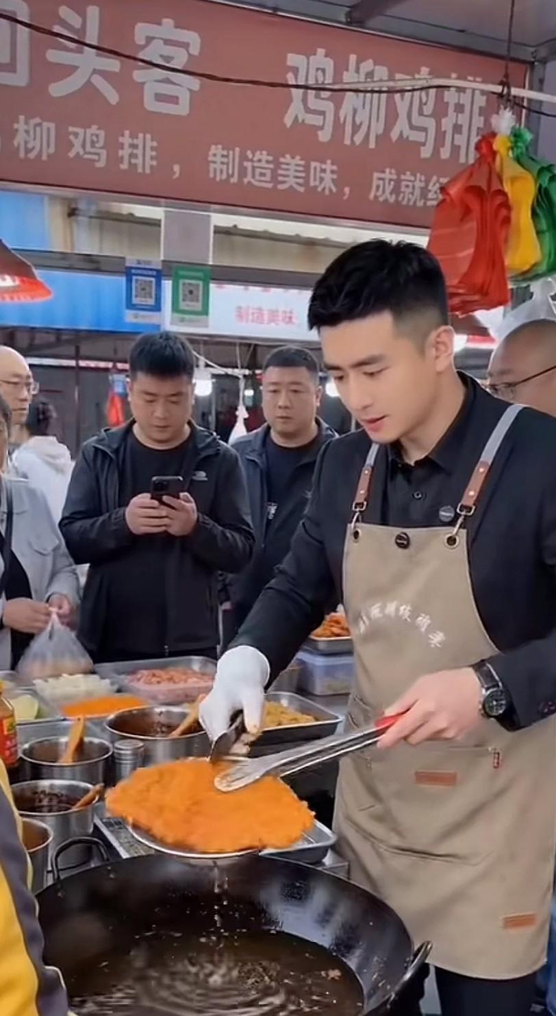 刷到一位帅哥在街上卖鸡排，简直太帅了，穿着整整齐的西装，在那一站都可以让很多人为
