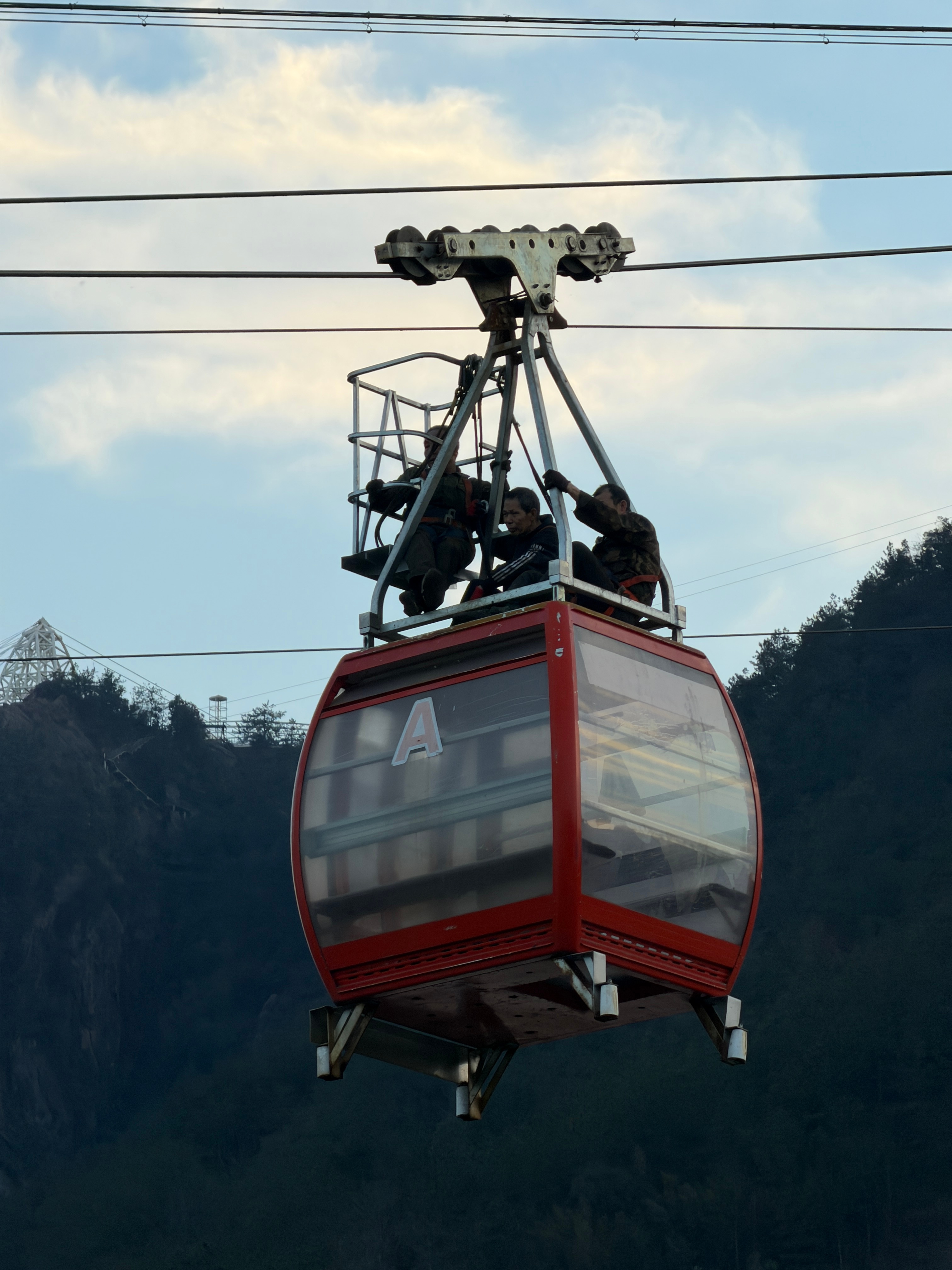 景区抓到几个逃票的！坐在缆车车顶被我发现了
