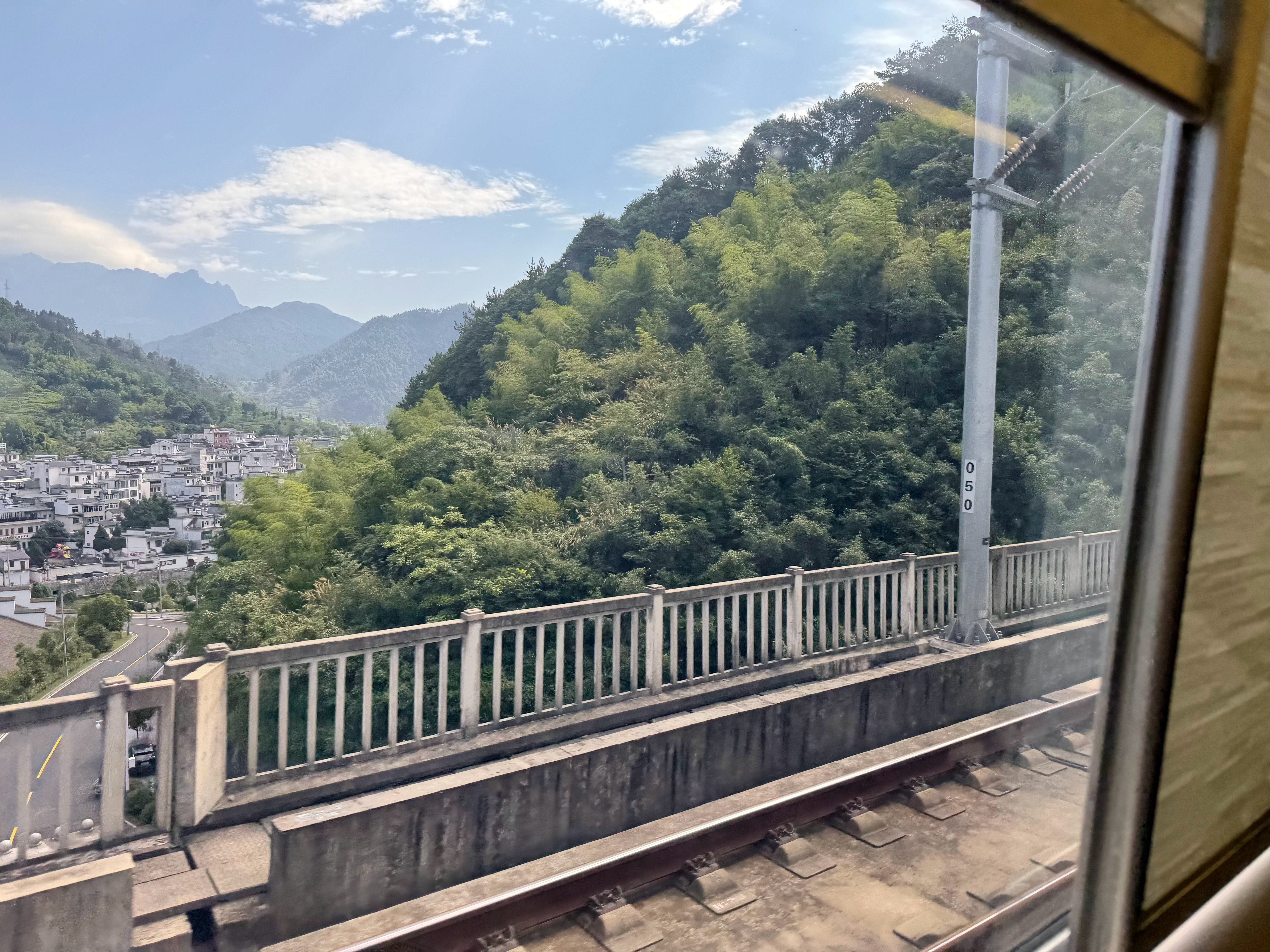 还是江苏好，其他地方的高铁一直穿山洞