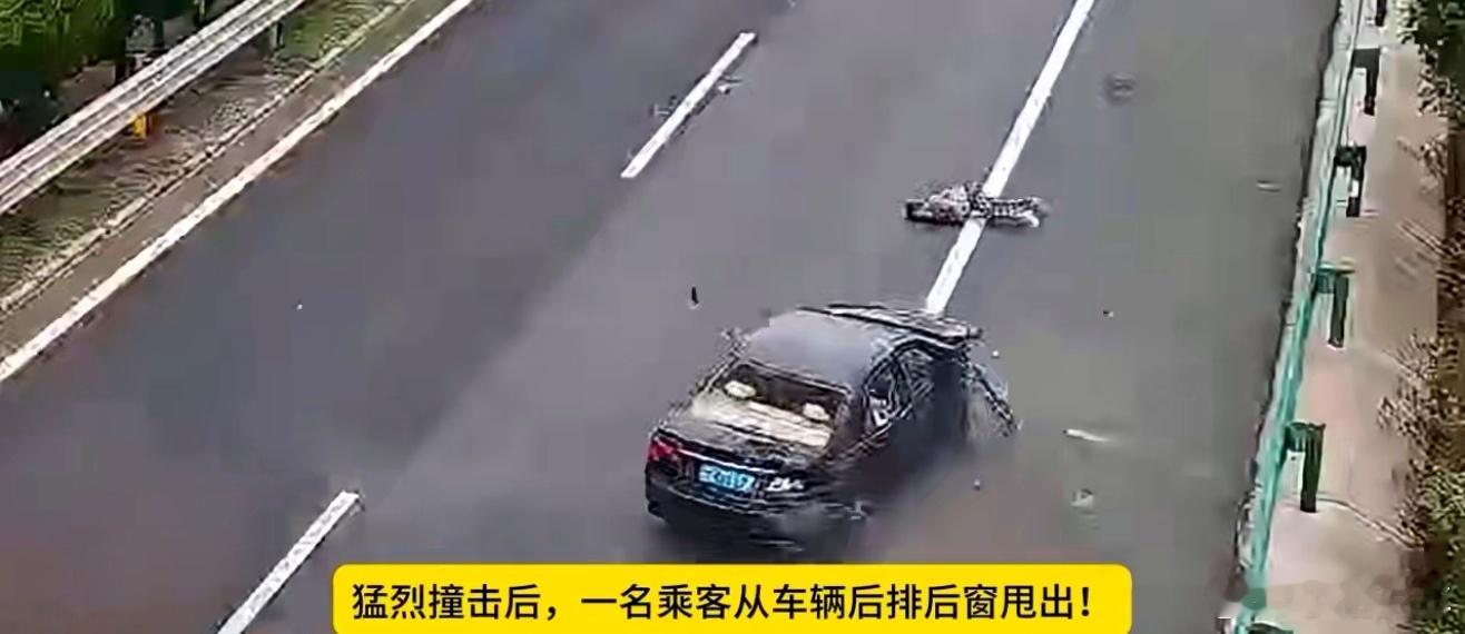 小车突然爆胎后排女子被甩出车窗坐车一定要系安全带，尤其是高速，不论是前排还是后排