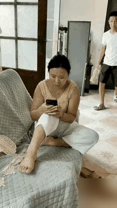 老李每次发了工资都回家去逗老婆。这不，一到家就看老婆窝在沙发里玩手机，连饭都没做