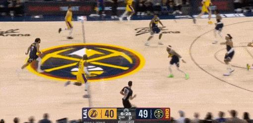 GIF詹姆斯一条龙，大力挂框扣篮，篮板都抖一抖，！！[恐惧]
卧去这年轻人！！[