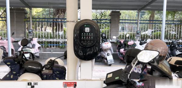 在绿色出行浪潮席卷全球的今天，一个熟悉的身影正悄然融入城市与乡村的能源脉络，成为