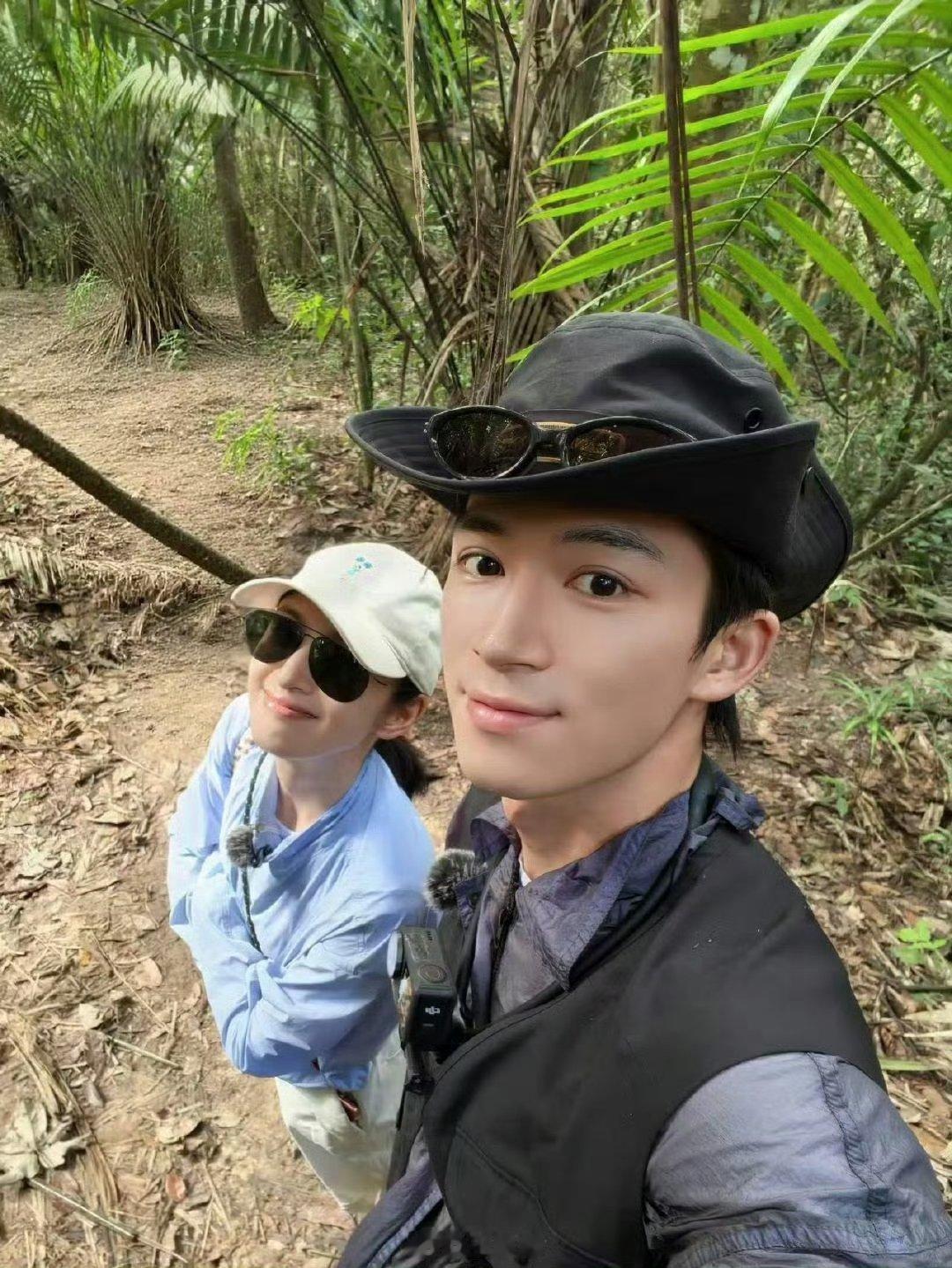 树懒也想要王星越的帽子吗王星越林依晨合照 王星越晒与树懒合照 ​​​