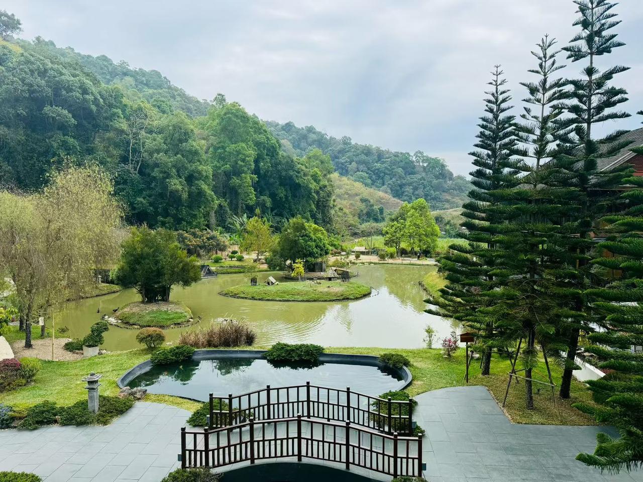 大家发现没有，现在有一些年轻人收入不高，依然过的很潇洒。
​我办公室同事是个独生