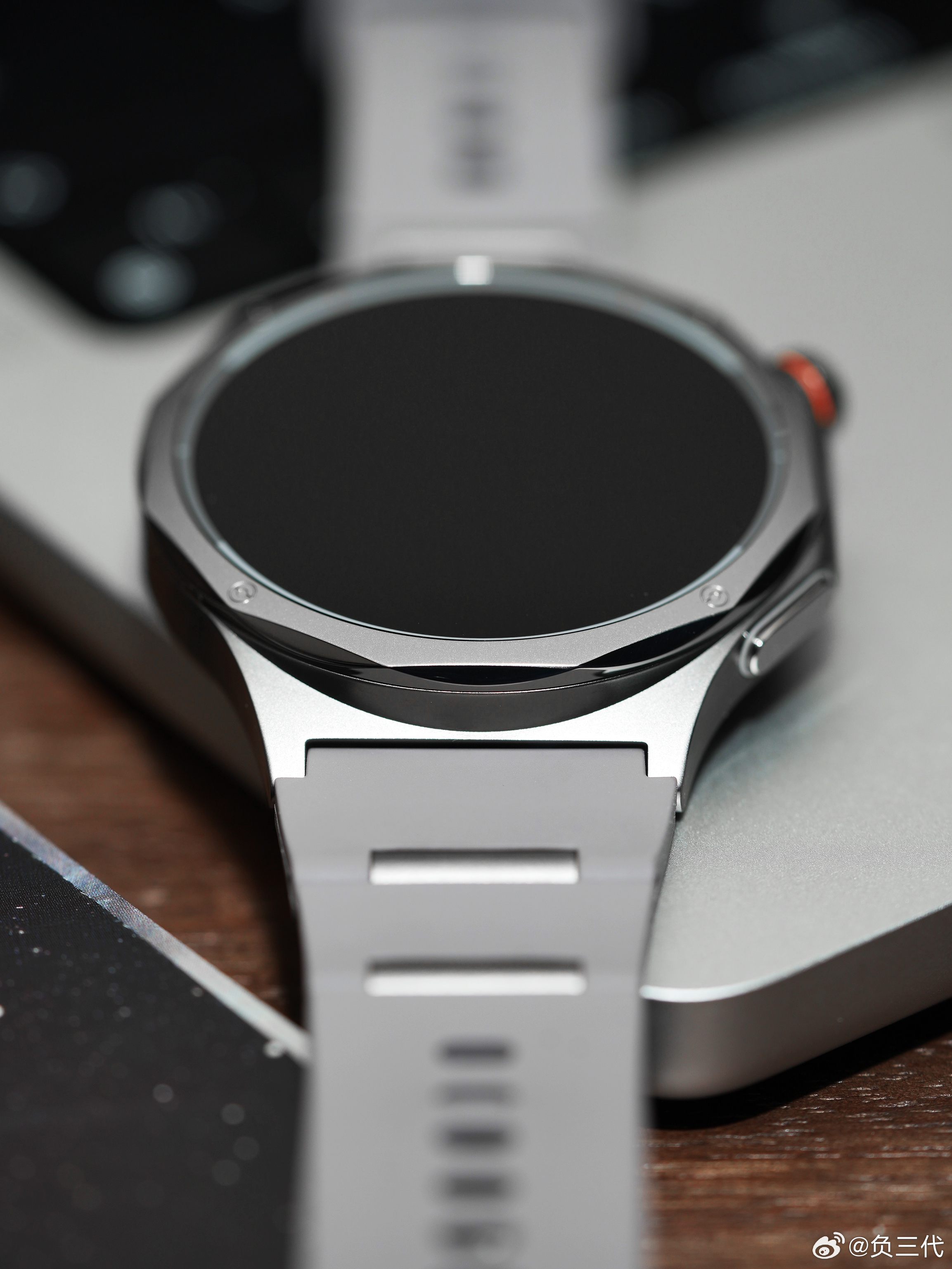 OPPO Watch X3外观风格和之前不一样了，更加硬朗高级采用TC4钛合金表