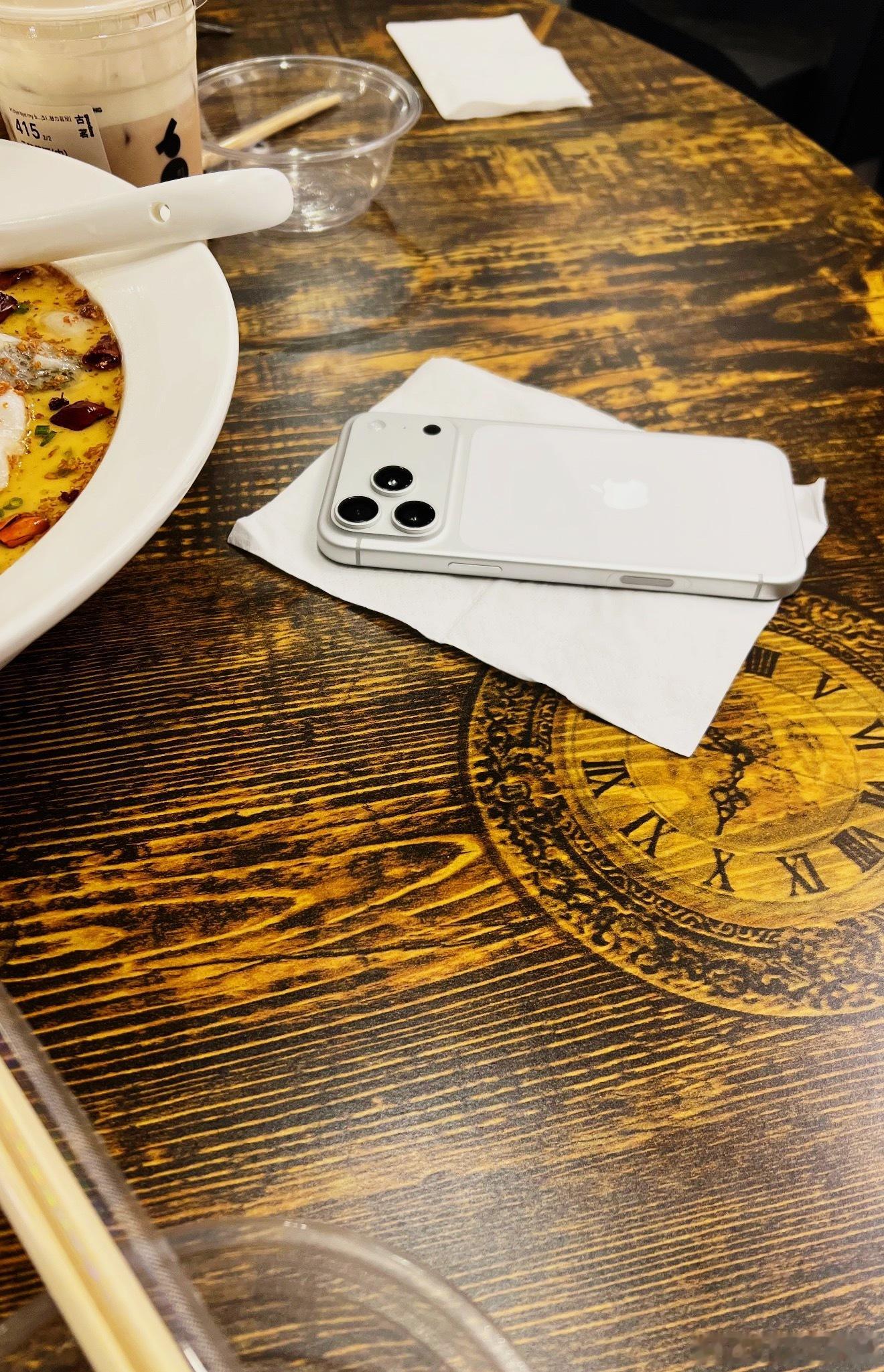 似乎 80%的 iPhone 用户把手机放桌上时都是背朝上的…
