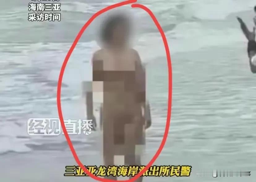 太辣眼了！海南三亚湾，许多游客正在海边玩耍，但一名女子的行为，却让在场不少人红了
