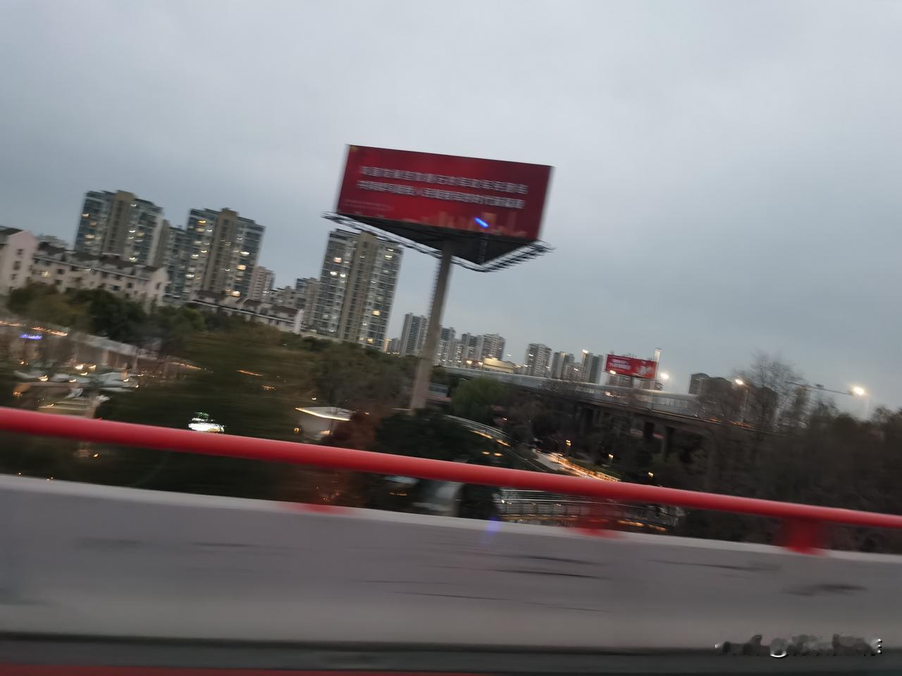 今天蹭朋友的车上了一次高速，发现了两个很大的变化。
一是收费口的人工窗口消失了，