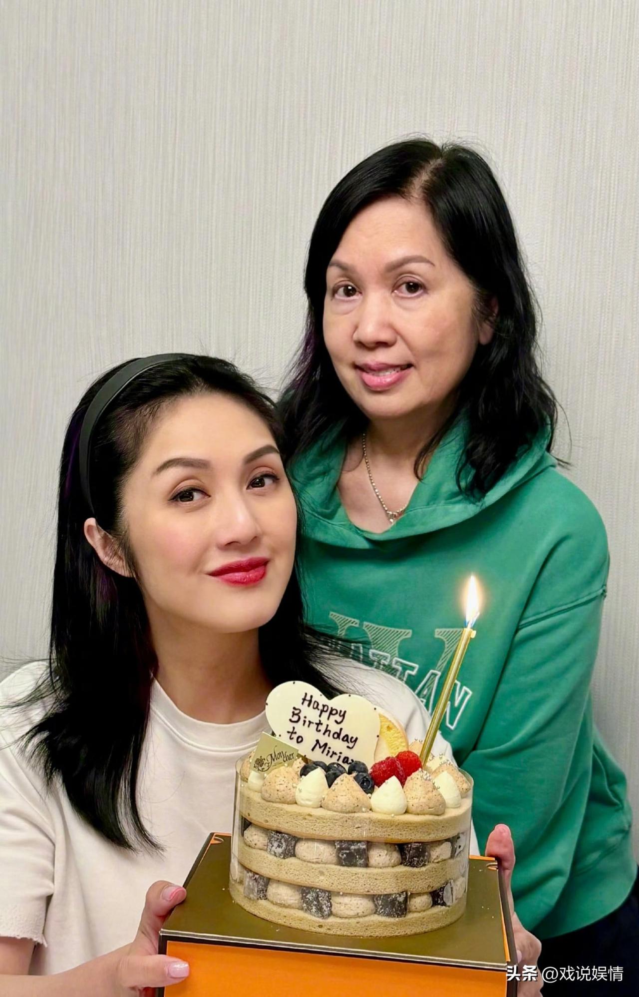 52岁杨千嬅晒与妈妈合影！
2月28日，杨千嬅分享了一张和妈妈的合影，并且配文称