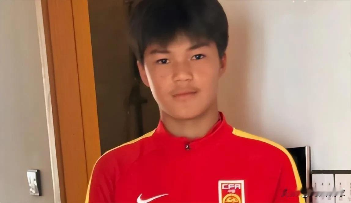 不得不说，西亚裁判真的是护犊子，巴林球员连拉带拽屁事没有，中国国少队边锋刘凯源碰