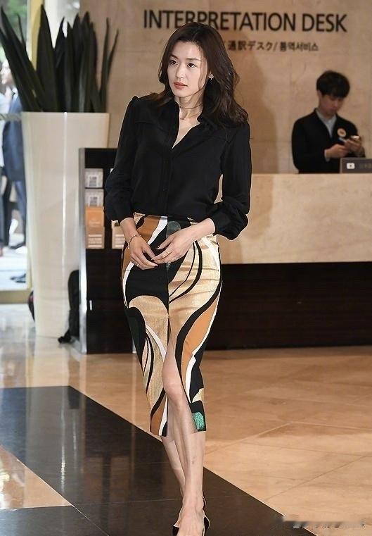 44岁的全智贤身材还这么好，自带高级氛围感的美，本人比荧幕中的精致耐看，她身形高