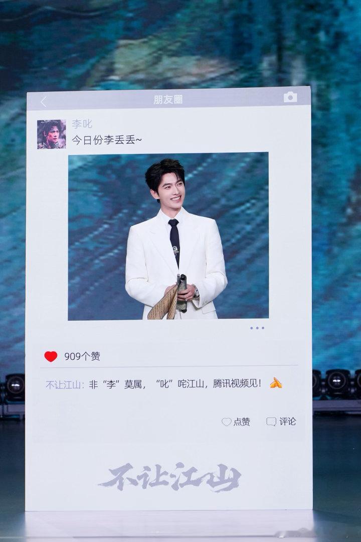 杨洋两幅面孔杨洋拍出了国泰民安证件照一面是晚宴镜头里正气端庄的证件照范本，硬光衬