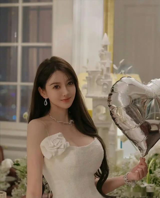 黄晓明新恋情曝光后迅速成为热搜焦点，其前妻Angelababy也引发广泛关注。从