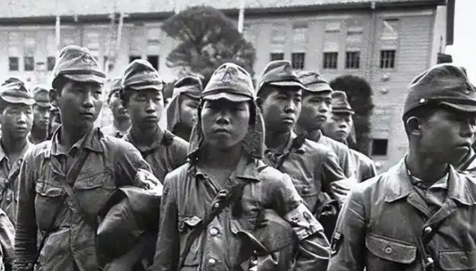 打仗那会儿，一个伪军半夜审八路，正动刑呢，猛地瞅见，眼前这人居然是自个儿家亲戚。
