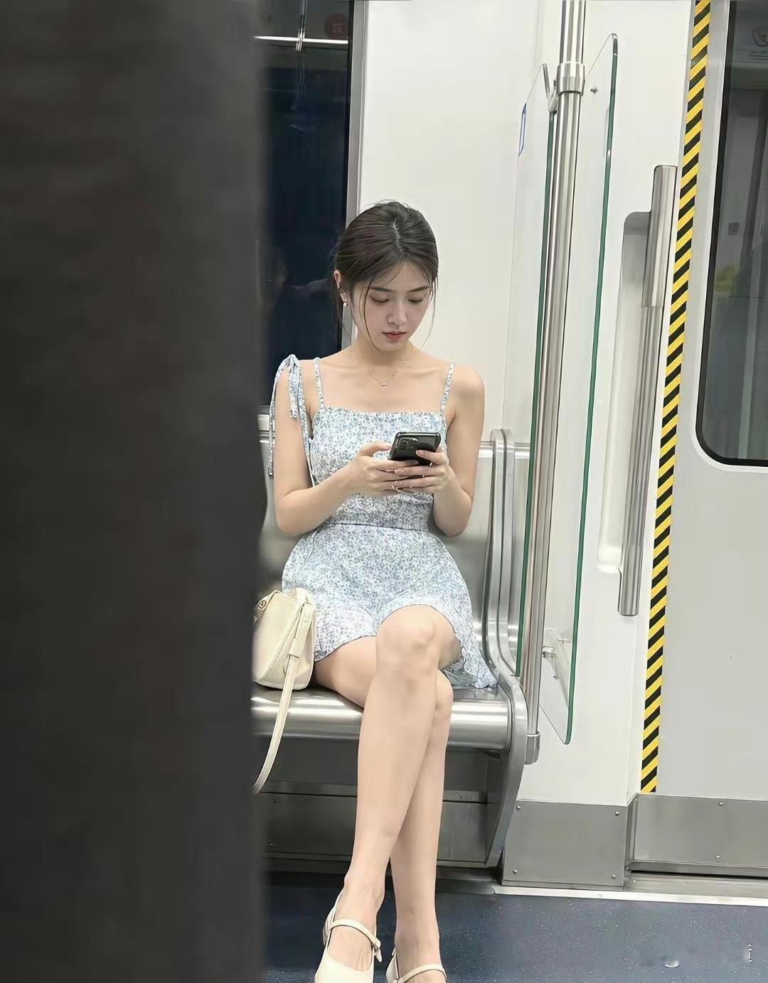 在地铁上见⁠﻿‎到一﻿‎个超好看﻿⁠的女生，颜值一点不输给明星。 
