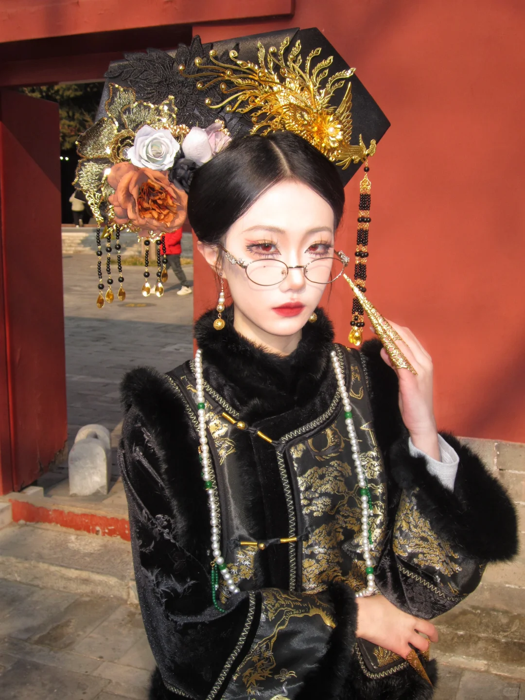 戴眼镜的娘娘