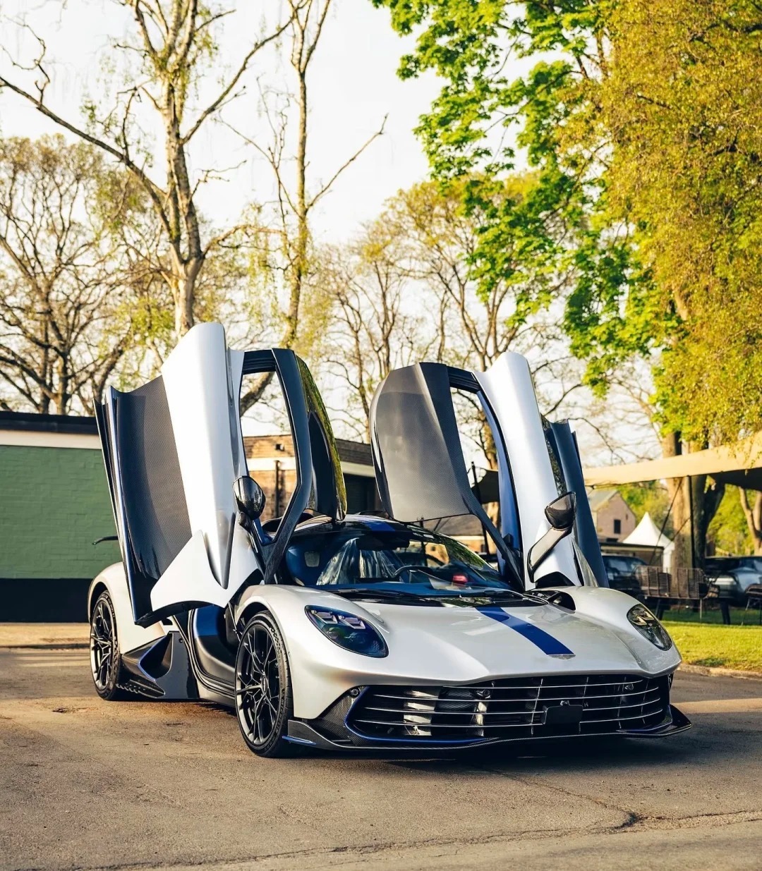 阿斯顿·马丁 Valhalla，帅吗？需要理由吗？不需要绝美车片 ​​​