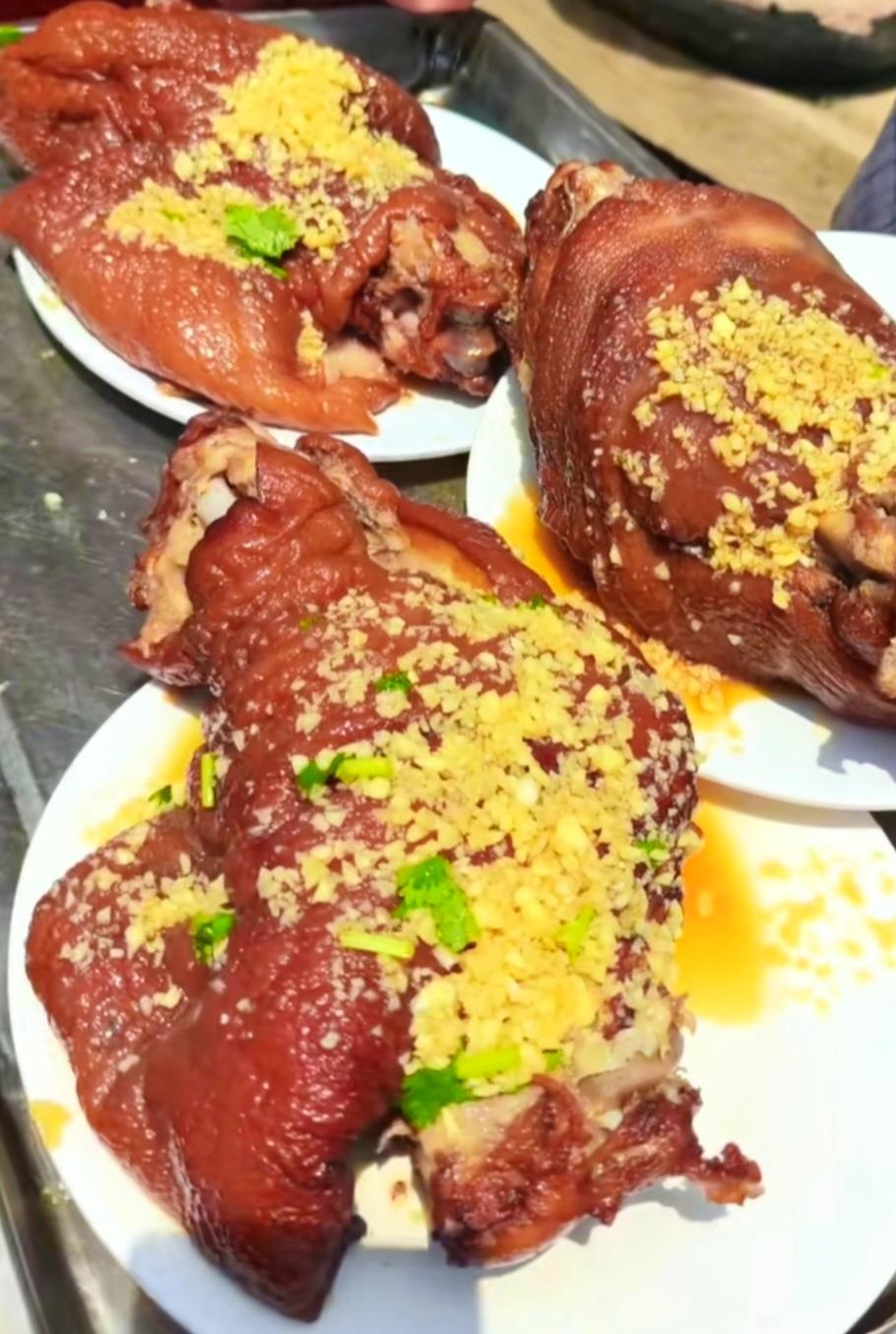 鲁西南农村酒席，蒜沫肘子堪称一绝。在鲁西南，“吃席”是一场充满礼仪和人情的仪式，