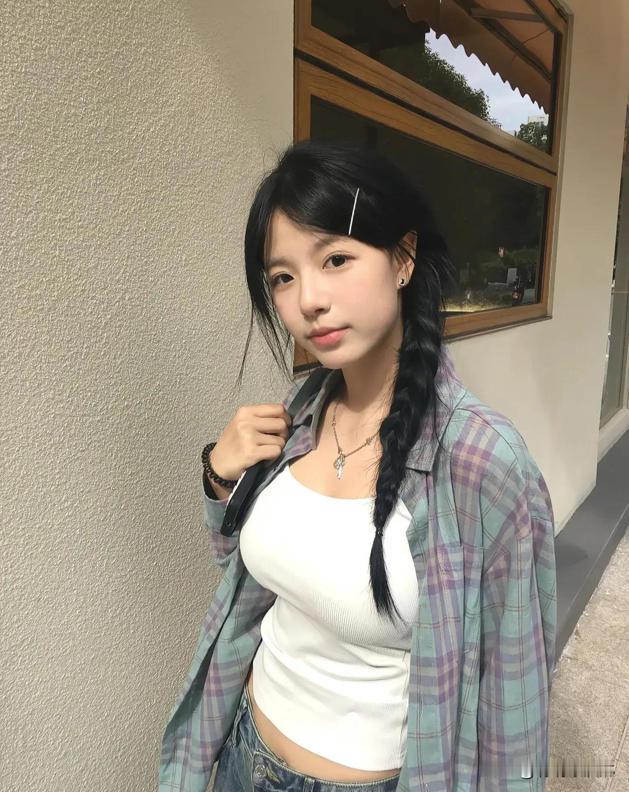 阳光洒满步道，少女轻盈走过。  
青春气息扑面而来。  
羡慕她的自信，
更欣赏