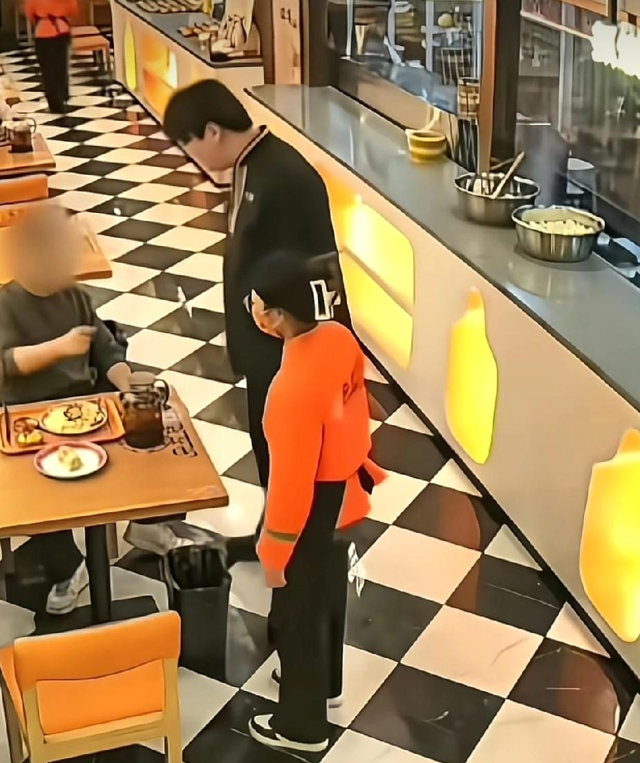 进店吃饭的男子，态度蛮横地要服务员喊来店长，知道原因后，店长的做法看着让人解气了