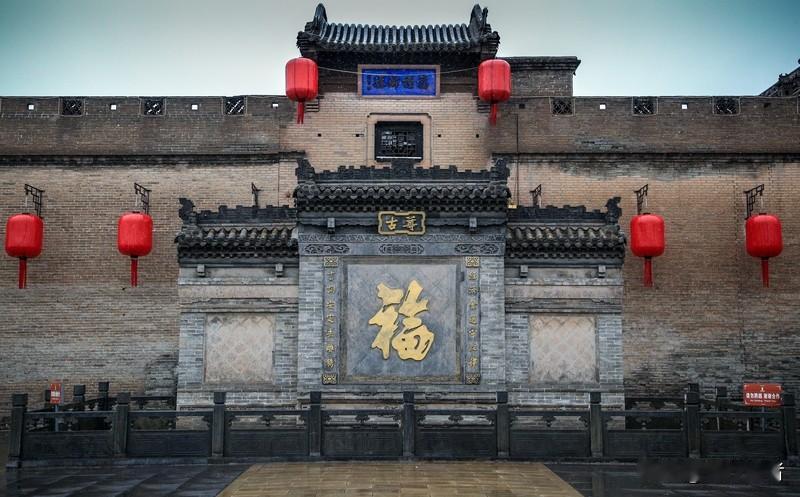 山东13位00后发小延续暖心传统，连续四年大年初一集体登门为彼此父母拜年。202