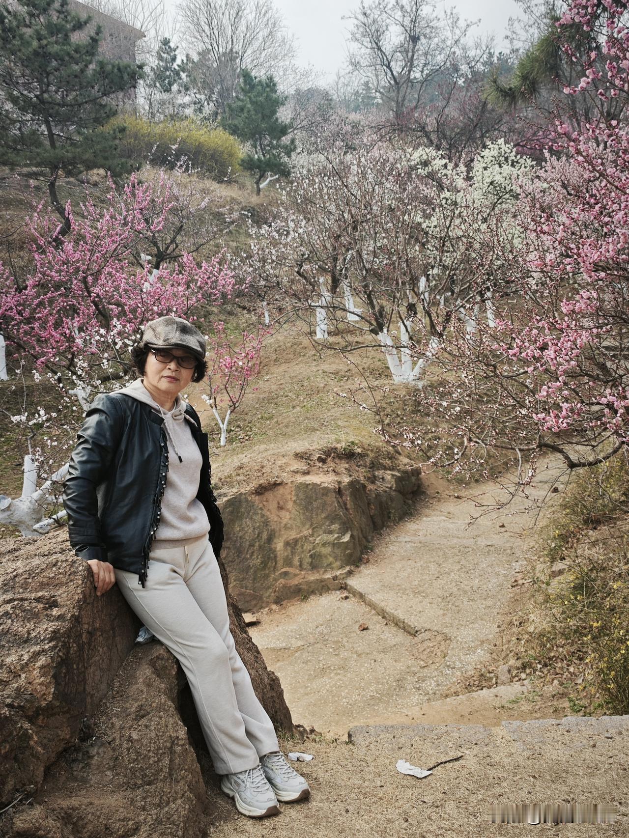 大家觉得，这件小皮衣服，是配这个鸭舌帽，如图一。

还是配这个小沿礼帽，如图二。