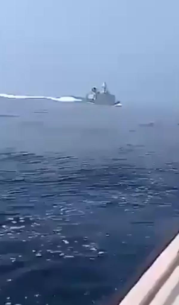 伊朗海军陆战队员直视着三艘美国驱逐舰，并传达了堪称年度最强音的讯息：
“是啊，尽