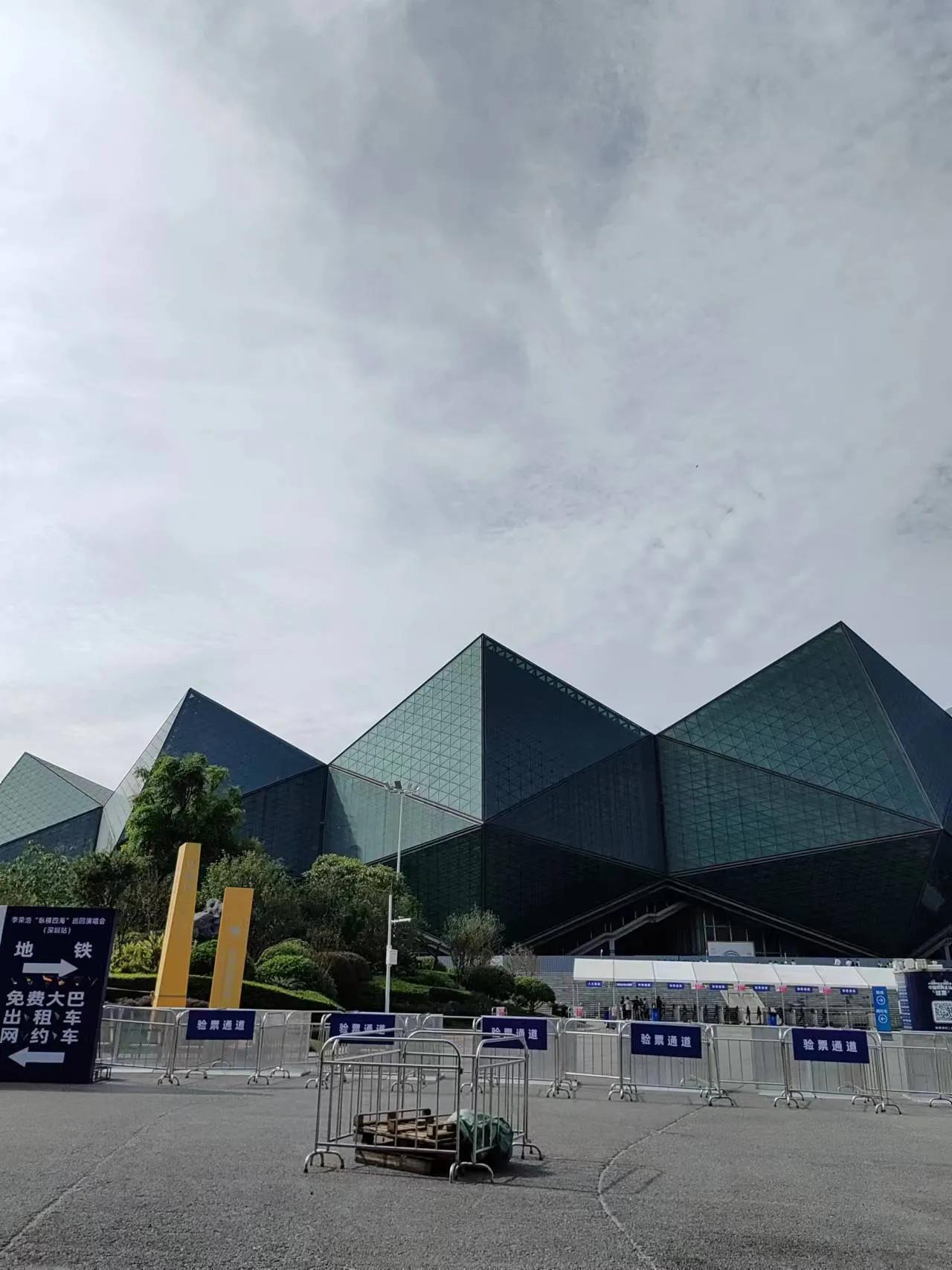 这AI，VR，AR的信息年代，竟然还有演唱会，竟然还有人去看。那谁谁李荣浩“纵横