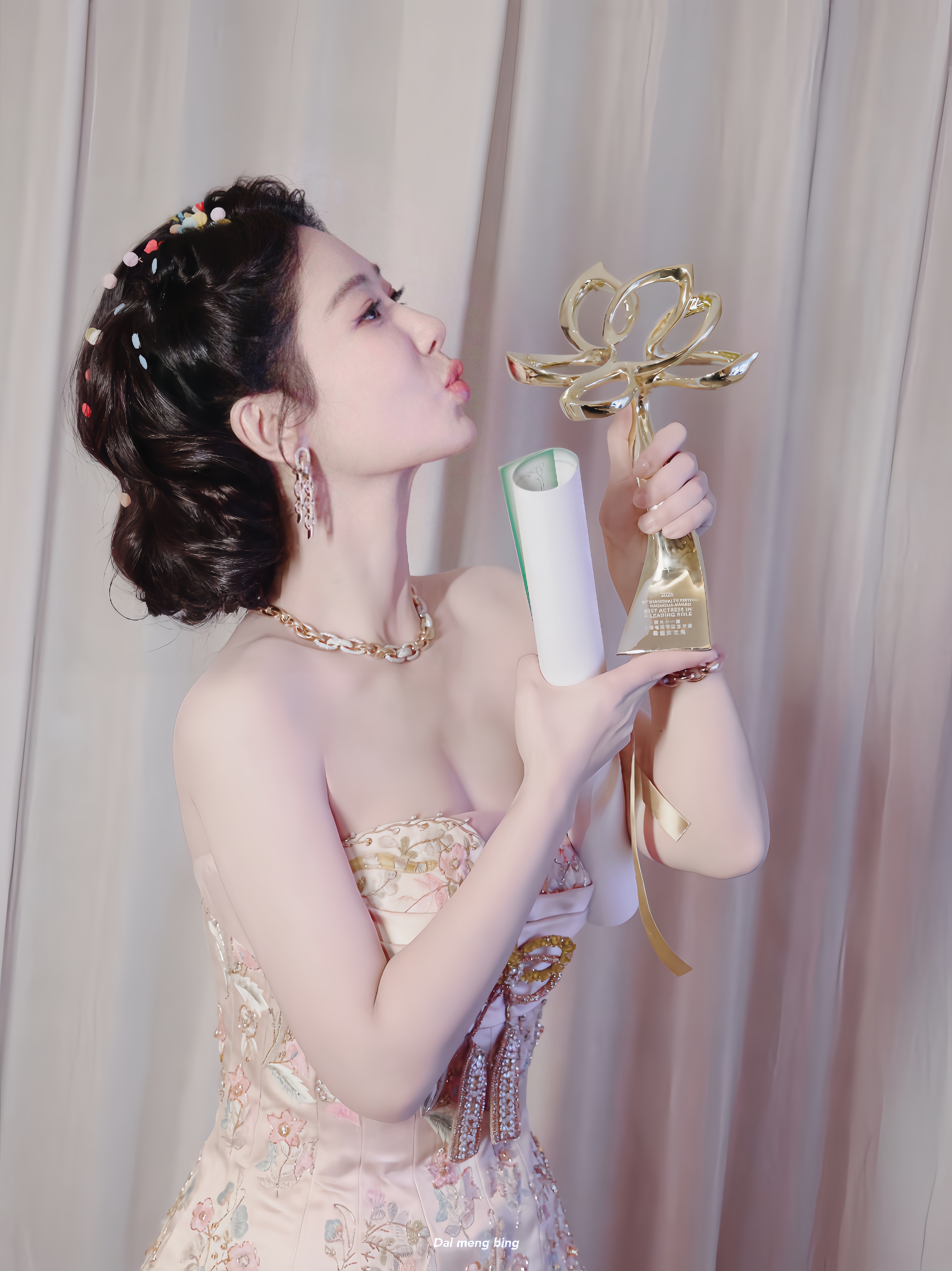 公主闪耀时杨紫杨紫被多方权威认证杨紫白玉兰正向大爆发