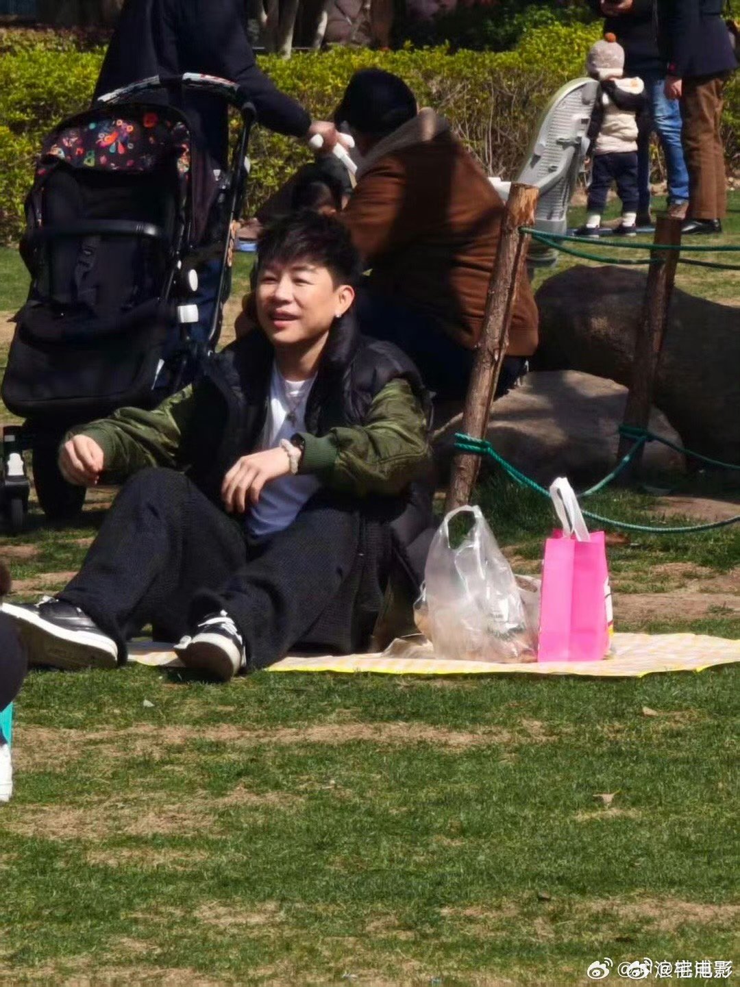 公园偶遇胡彦斌网友公园偶遇胡彦斌 这样低调又真实的艺人，真的很难不爱！ 